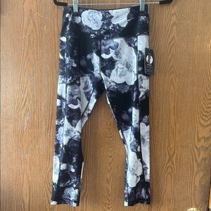 NWT Women’s Floral Print Leggings Size M